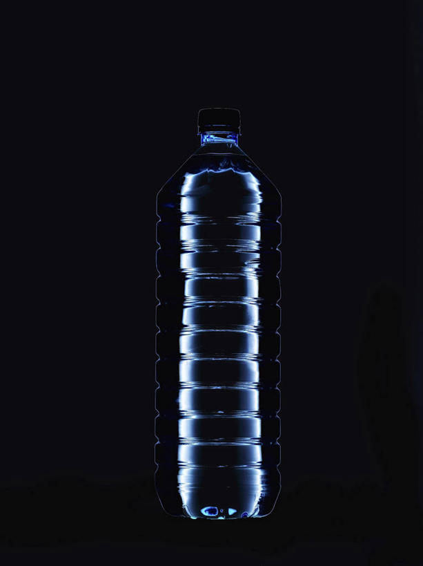 无人,竖图,室内,特写,白天,正面,水,桌面,桌子,阴影,黑色背景,反射,木制,液体,影子,饮用水,一个,木制品,瓶子,塑料制品,矿泉水,塑料瓶,摄影,影棚,单个,蒸馏水,彩图,影棚拍摄,拍摄