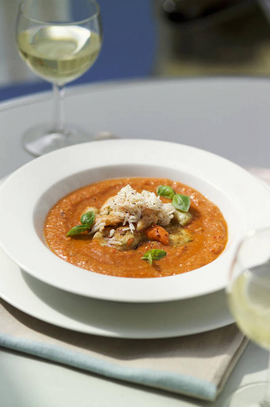 红酒,葡萄酒,无人,竖图,俯视,室内,特写,白天,烹饪,西餐,植物,桌面,桌子,蔬菜,西红柿,杯子,餐具,叶子,阴影,新鲜,反射,木制,碟子,高脚杯,盘,影子,蔬菜汤,汤,香料,料理,食品,绿叶,草药,红酒杯,白葡萄酒,酒类,菜肴,美食,中药,玻璃制品,酒,食物,饮料,两个,盘子,餐巾,酒杯,木制品,碟,香草,嫩叶,西式,佳肴,有机食品,绿色食品,罗勒,葡萄酒杯,紫苏,药材,中草药,九层塔,圣约瑟夫草,甜罗勒,兰香,中药材,本草,羹汤,保洁方巾,口布,叶,叶片,玻璃杯,番茄,彩图,高角度拍摄