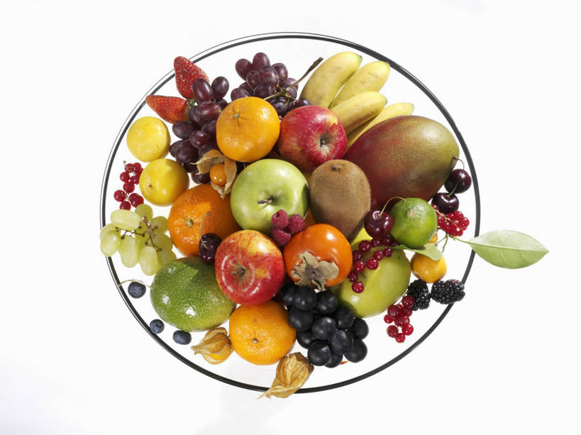 无人,横图,俯视,室内,特写,白天,白色背景,桌面,桌子,苹果,浆果,蓝莓,猕猴桃,葡萄,香蕉,水果,玻璃,一堆,许多,阴影,堆叠,堆积,新鲜,反射,木制,影子,灯笼果,生食,食品,果实,很多,玻璃制品,食物,一个,木制品,容器,碗,摄影,有机食品,绿色食品,影棚,单个,储藏,堆,甜橙,储存,山莓,树莓,红醋栗,三月泡,四月泡,山抛子,刺葫芦,悬钩子,馒头菠,高脚菠,龙船泡,泡儿刺,山葫芦,山都柿,奇异果,蒲桃,猕猴梨,蓝浆果,蓝靛果,甘蕉,醋栗,橙子,橙,草龙珠,彩图,高角度拍摄,影棚拍摄,拍摄,鹄壳,黄橙,黄果,金橙,金环,金球,糖橙,贮存