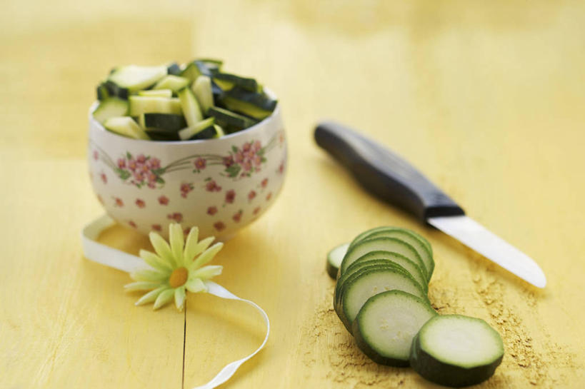 无人,横图,俯视,室内,特写,白天,桌面,桌子,黄瓜,蔬菜,金属制品,切开,阴影,黄色背景,新鲜,装饰,盛开,反射,金属,木制,工具,丝绸,丝带,影子,陶瓷,食品,非洲菊,刀具,缎带,陶瓷制品,花蕾,绸带,花,花瓣,花朵,鲜花,食物,一个,木制品,容器,碗,刀,花苞,花蕊,切,菊花,摄影,有机食品,绿色食品,影棚,单个,储藏,华丽,修饰,点缀,储存,菜刀,剖面,切面,扶郎花,灯盏花,千日菊,衬托,美观,雅致,雅观,切菜刀,青瓜,胡瓜,彩图,高角度拍摄,影棚拍摄,拍摄,贮存