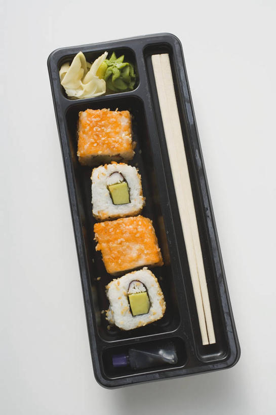 米饭,寿司,无人,竖图,俯视,室内,特写,白天,白色背景,烹饪,筷子,桌面,桌子,餐具,一排,阴影,整齐,反射,木制,影子,塑料,调料,日本料理,料理,食品,饭,调味品,调味料,文化,传统,酱油,菜肴,美食,盒子,食物,排列,一个,木制品,容器,塑料制品,日式料理,日式,摄影,佳肴,影棚,单个,储藏,礼节,五谷,储存,队列,醋饭,礼仪,四喜饭,豉油,进餐用具,彩图,高角度拍摄,影棚拍摄,拍摄,贮存