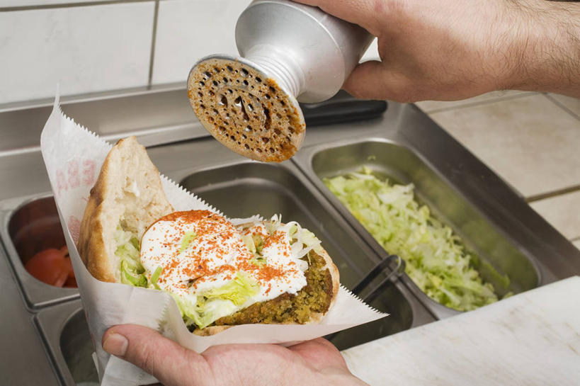 点心,面包,东方人,手,一个人,站,横图,室内,特写,白天,正面,烹饪,西餐,蔬菜,金属制品,亚洲,双手,仅一个男性,仅一个人,握,新鲜,金属,包装,包装纸,铁桶,桶,纸,豆类,调味,香料,佐料,三明治,料理,食品,面点,纸张,拿,拿着,黄种人,菜肴,美食,食物,糕点,仅一个年轻男性,容器,快餐,站着,手部,西式,握着,佳肴,有机食品,绿色食品,储藏,配料,包装材料,牛皮纸,储存,西式快餐,鹰嘴豆,皮塔饼,三文治,回鹘豆,桃豆,鸡豆,诺胡提,作料,口袋面包,男人,男性,年轻男性,亚洲人,站立,半身,彩图,贮存