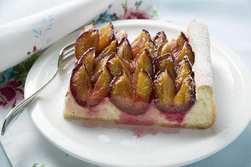 点心,无人,横图,俯视,室内,特写,白天,下午茶,桌面,桌子,李子,餐具,水果,金属制品,阴影,花纹,新鲜,反射,金属,木制,布,叉子,碟子,盘,图案,影子,生食,食品,果实,布纹,食物,糕点,一个,盘子,木制品,碟,有机食品,绿色食品,单个,布匹,餐叉,红李,鸡血李,杏李,进餐用具,彩图,高角度拍摄,蛋糕