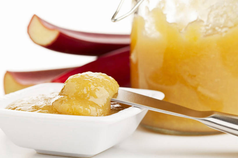 无人,横图,俯视,室内,特写,白天,植物,桌面,桌子,餐具,玻璃,金属制品,阴影,反射,金属,木制,工具,影子,陶瓷,草药,药草,刀具,陶瓷制品,中药,玻璃制品,一个,玻璃瓶,木制品,瓶子,容器,碗,刀,果酱,单个,储藏,储存,餐刀,药材,中草药,广口瓶,大黄,中药材,本草,果子酱,川军,蜀大黄,熟大黄,彩图,高角度拍摄,贮存