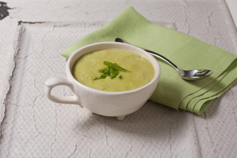 无人,横图,俯视,室内,特写,白天,烹饪,西餐,植物,桌面,桌子,蔬菜,金属制品,阴影,花纹,新鲜,反射,金属,木制,布,图案,影子,勺子,陶瓷,豆类,豆子,豌豆,汤,料理,食品,陶瓷制品,布纹,荷兰豆,菜肴,美食,食物,一个,木制品,容器,调羹,汤匙,碗,西式,佳肴,有机食品,绿色食品,单个,储藏,布匹,储存,雪豆,豆科,奶油汤,寒豆,毕豆,麻累,国豆,小寒豆,麦豌豆,羹汤,彩图,高角度拍摄,贮存