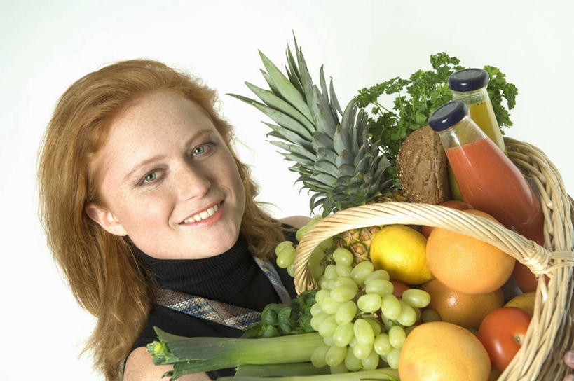 西方人,脸,头,脸颊,一个人,站,笑,交叉,微笑,露齿笑,横图,室内,特写,白天,白色背景,正面,竹子,菠萝,葡萄,蔬菜,西红柿,水果,欧洲,欧洲人,仅一个年轻女性,仅一个女性,仅一个人,一堆,许多,堆叠,堆积,竹制,服装,新鲜,编织,篮子,调料,酱料,酱汁,茄汁,生食,佐料,食品,果实,调味品,很多,调味料,注视,休闲装,蔬果,番茄酱,酱,玻璃制品,食物,一个,衣服,黑色,玻璃瓶,瓶子,竹篮,观察,看,站着,休闲,休闲服,摄影,服饰,有机食品,绿色食品,影棚,单个,观看,竹条,堆,交织,察看,竹制品,甜橙,关注,穿插,年轻女性,女人,女性,白种人,头部,脸部,脸蛋,面部,山葫芦,蒲桃,凤梨,橙子,橙,草龙珠,番茄,站立,半身,彩图,影棚拍摄,拍摄,鹄壳,黄橙,黄果,金橙,金环,金球,糖橙