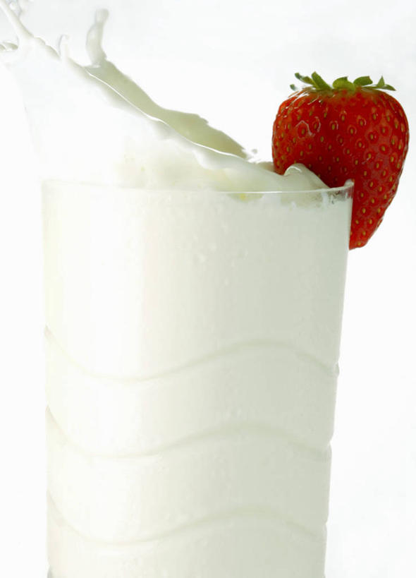 牛奶,无人,竖图,室内,特写,白天,白色背景,正面,草莓,浆果,杯子,水果,阴影,飞溅,新鲜,溅,反射,液体,影子,水滴,生食,食品,果实,饮品,营养,玻璃制品,水珠,食物,饮料,一个,水杯,摄影,有机食品,绿色食品,影棚,单个,乳制品,奶,牛乳,喷洒,安神,玻璃杯,洋莓,水果皇后,红莓,地莓,彩图,影棚拍摄,拍摄