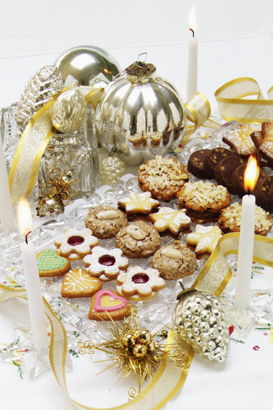 点心,无人,竖图,俯视,室内,特写,白天,白色背景,桌面,桌子,蜡烛,圣诞节,一排,许多,阴影,节日,庆祝,整齐,装饰,并列,并排,反射,光线,木制,挂饰,火焰,影子,烛光,食用油,油,橄榄油,食品,圣诞球,曲奇,很多,燃烧,文化,玻璃制品,球,食物,排列,一个,玻璃瓶,木制品,瓶子,饼干,零食,点燃,庆典,球体,摄影,影棚,单个,纪念,华丽,修饰,点缀,队列,平行,曲奇饼,曲奇饼干,植物油,衬托,美观,雅致,雅观,彩图,高角度拍摄,影棚拍摄,拍摄