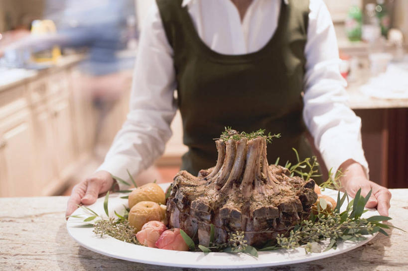 西方人,一个人,站,横图,室内,白天,正面,烹饪,西餐,植物,厨房,柜子,桌面,桌子,餐具,叶子,欧洲,欧洲人,仅一个年轻女性,仅一个女性,仅一个人,握,阴影,服装,朦胧,模糊,反射,木制,碟子,盘,纹理,影子,肉,羊排,料理,食品,绿叶,储物柜,拿,拿着,休闲装,羊肉,菜肴,美食,肉类,食物,一个,衣服,绿色,盘子,木制品,碟,站着,休闲,休闲服,嫩叶,西式,握着,服饰,佳肴,单个,储存,肉食,肌理,储备,蕴藏,贮备,年轻女性,女人,女性,白种人,叶,叶片,叶脉,站立,半身,彩图,灶间,贮存