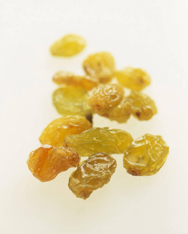 无人,竖图,俯视,室内,特写,白天,白色背景,桌面,桌子,葡萄,一堆,许多,阴影,堆叠,堆积,反射,木制,影子,很多,黄色,木制品,葡萄干,摄影,影棚,堆,乌珠木,山葫芦,蒲桃,草龙珠,彩图,高角度拍摄,影棚拍摄,拍摄