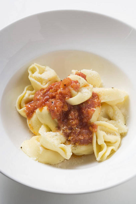 面食,无人,竖图,俯视,室内,特写,白天,白色背景,烹饪,西餐,桌面,桌子,餐具,阴影,反射,木制,碟子,盘,影子,调料,酱料,酱汁,茄汁,佐料,料理,食品,饺子,面点,调味品,调味料,番茄酱,酱,小吃,菜肴,美食,食物,一个,盘子,木制品,碟,西式,摄影,佳肴,影棚,单个,意大利饺子,彩图,高角度拍摄,影棚拍摄,拍摄