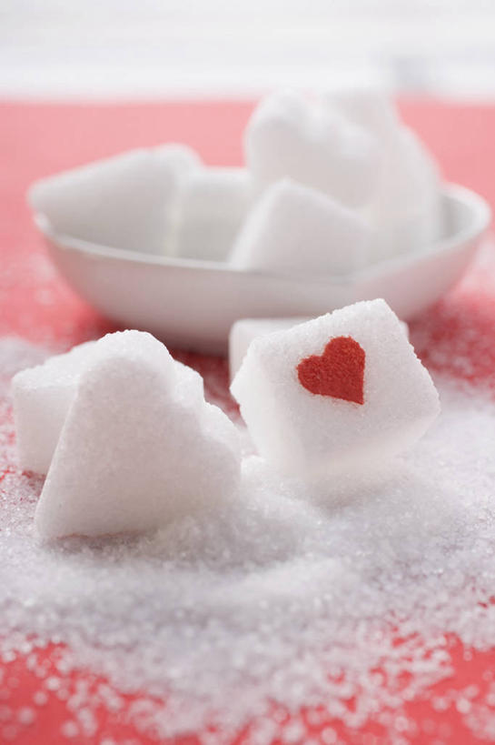 无人,竖图,俯视,室内,特写,白天,爱情,桌面,桌子,阴影,爱心,朦胧,模糊,反射,木制,粉末,影子,陶瓷,调料,糖,陶瓷制品,调味品,浪漫,调味料,方糖,一个,木制品,容器,碗,温暖,温馨,心形,粉,恩爱,单个,储藏,和睦,储存,糖粉,粉状,粉剂,半方糖,白方糖,心型,彩图,高角度拍摄,糖类,融洽,贮存