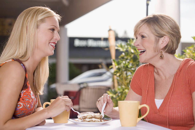 点心,咖啡,西方人,两个人,伙伴,朋友,坐,笑,说,微笑,露齿笑,横图,室内,白天,侧面,讨论,下午茶,友谊,幸福,餐桌,桌子,杯子,金属制品,欧洲,欧洲人,握,服装,金属,瓷器,勺子,食品,咖啡杯,陶瓷制品,拿,拿着,注视,休闲装,娱乐,提拉米苏,相视,食物,糕点,饮料,衣服,调羹,汤匙,观察,看,享受,休闲,温馨,面对面,休闲服,放松,乐趣,握着,服饰,餐台,观看,对视,察看,提神,舒适,互视,关注,咖啡店,瓷杯,醒脑,相对,咖啡屋,相看,软饮料,意大利蛋糕,交流,友情,年轻女性,女人,女性,白种人,沟通,讲话,交谈,商讨,说话,谈话,坐着,半身,彩图,咖啡馆,蛋糕