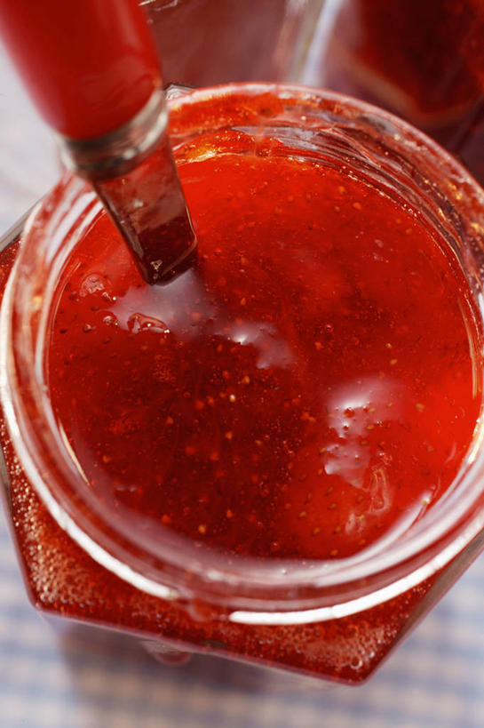 无人,竖图,俯视,室内,特写,白天,桌面,桌子,草莓,浆果,水果,玻璃,阴影,新鲜,反射,木制,影子,勺子,调料,酱料,酱汁,生食,佐料,食品,果实,调味品,调味料,酱,玻璃制品,食物,一个,红色,玻璃瓶,木制品,瓶子,调羹,汤匙,果酱,草莓酱,有机食品,绿色食品,单个,广口瓶,果子酱,洋莓,水果皇后,红莓,地莓,彩图,高角度拍摄