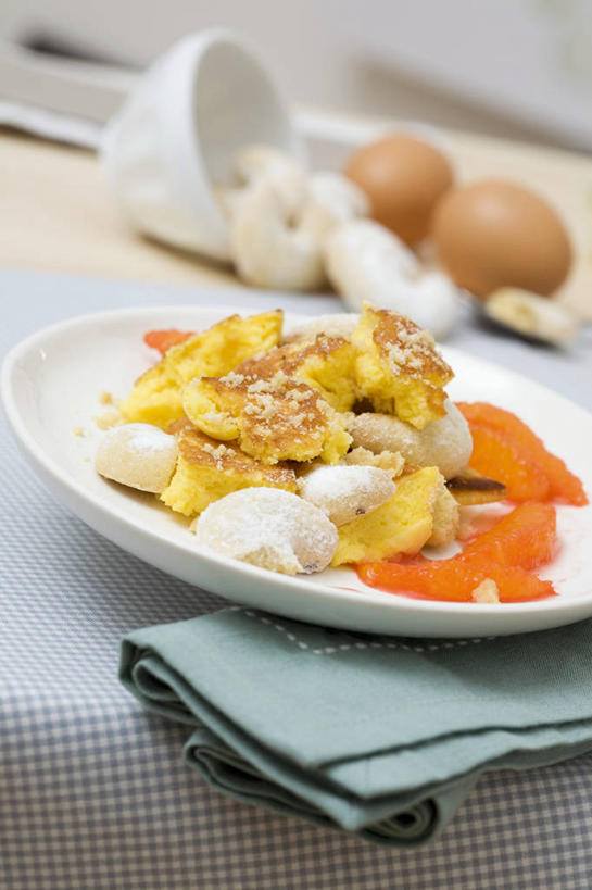 点心,无人,竖图,俯视,室内,特写,白天,桌面,桌子,餐具,水果,切开,阴影,花纹,新鲜,反射,木制,布,碟子,盘,图案,影子,陶瓷,蛋,鸡蛋,生食,食品,果实,陶瓷制品,曲奇,布纹,食物,一个,盘子,木制品,容器,碟,碗,饼干,零食,切,有机食品,绿色食品,单个,储藏,布匹,甜橙,储存,血橙,剖面,曲奇饼,曲奇饼干,切面,卵,橙子,橙,彩图,高角度拍摄,鹄壳,黄橙,黄果,金橙,金环,金球,糖橙,贮存