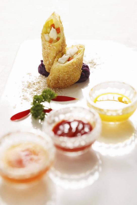 无人,竖图,俯视,室内,特写,白天,白色背景,烹饪,中餐,植物,桌面,桌子,叶子,玻璃,阴影,反射,木制,纹理,影子,调料,酱料,酱汁,茄汁,肉,油炸,鱼肉,佐料,料理,食品,绿叶,调味品,调味料,番茄酱,酱,菜肴,美食,肉类,玻璃制品,食物,三个,绿色,木制品,容器,碗,中式,嫩叶,摄影,佳肴,影棚,储藏,储存,肉食,肌理,叶,叶片,叶脉,彩图,高角度拍摄,影棚拍摄,拍摄,贮存