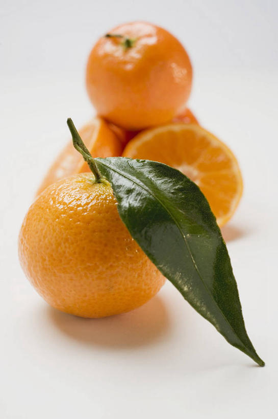 无人,竖图,俯视,室内,特写,白天,白色背景,植物,桌面,桌子,水果,叶子,切开,阴影,新鲜,反射,木制,纹理,影子,生食,食品,果实,绿叶,食物,绿色,木制品,切,橙色,嫩叶,摄影,有机食品,绿色食品,影棚,甜橙,剖面,切面,肌理,叶,叶片,叶脉,橙子,橙,彩图,高角度拍摄,影棚拍摄,拍摄,鹄壳,黄橙,黄果,金橙,金环,金球,糖橙