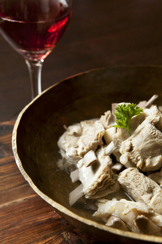 红酒,葡萄酒,无人,竖图,俯视,室内,特写,白天,桌面,桌子,蔬菜,杯子,餐具,阴影,新鲜,反射,木制,碟子,高脚杯,盘,影子,葱,青葱,肉,食品,红酒杯,酒类,羊肉,肉类,玻璃制品,酒,食物,饮料,一个,盘子,酒杯,木制品,碟,红葡萄酒,有机食品,绿色食品,单个,葡萄酒杯,肉食,玻璃杯,彩图,高角度拍摄