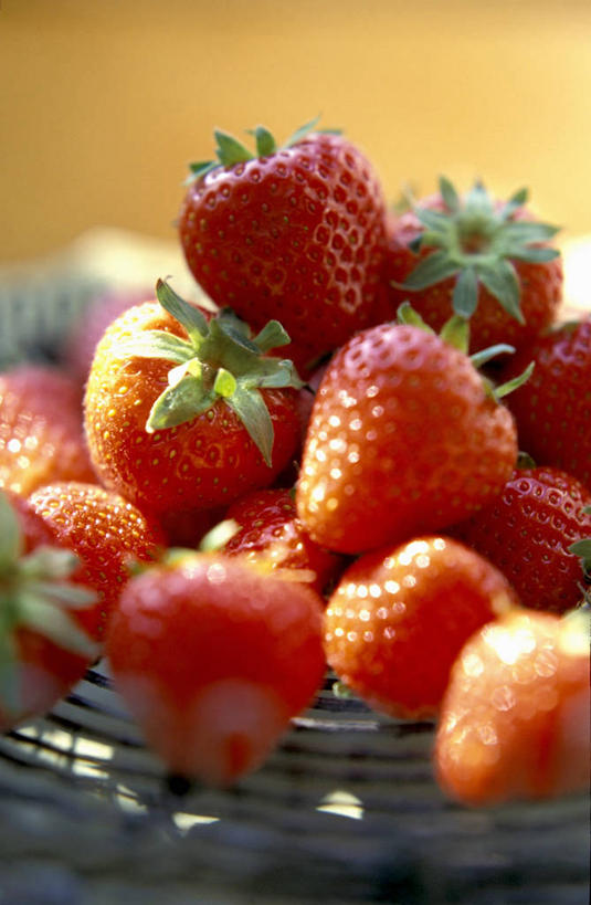 无人,竖图,俯视,室内,特写,白天,桌面,桌子,草莓,浆果,餐具,水果,一堆,许多,阴影,堆叠,堆积,新鲜,反射,木制,碟子,盘,影子,生食,食品,果实,很多,食物,一个,红色,盘子,木制品,碟,有机食品,绿色食品,单个,堆,洋莓,水果皇后,红莓,地莓,彩图,高角度拍摄