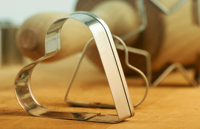 无人,横图,俯视,室内,特写,白天,爱情,桌面,桌子,静物,金属制品,阴影,爱心,朦胧,模糊,反射,金属,木制,擀面杖,影子,浪漫,木制品,温暖,温馨,心形,恩爱,模具,和睦,心型,彩图,高角度拍摄,融洽