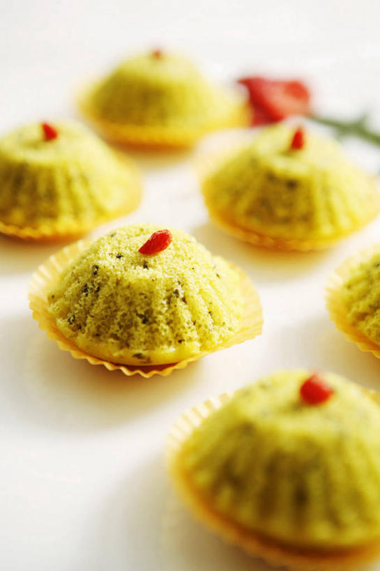 点心,无人,竖图,俯视,室内,特写,白天,桌面,桌子,一排,阴影,朦胧,模糊,整齐,并列,并排,反射,木制,影子,食品,甜点,甜品,食物,糕点,排列,木制品,甜食,纸托,队列,平行,蛋糕托,蛋糕托纸,蛋糕纸托,彩图,高角度拍摄