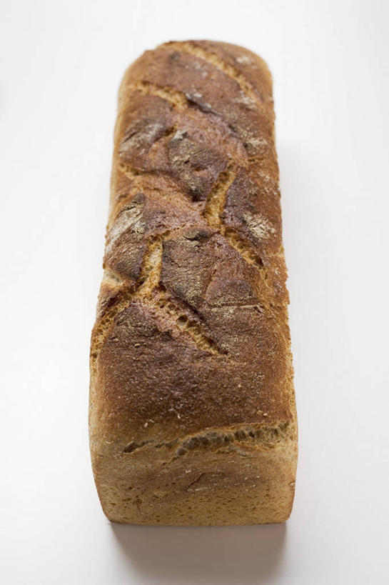 点心,面包,无人,竖图,俯视,室内,特写,白天,白色背景,桌面,桌子,阴影,反射,木制,影子,食品,面点,燕麦,食物,糕点,一个,木制品,黑面包,摄影,影棚,单个,全麦面包,玉麦,铃铛麦,裸燕麦,雀麦,野麦,莜麦,麸皮面包,彩图,高角度拍摄,影棚拍摄,拍摄