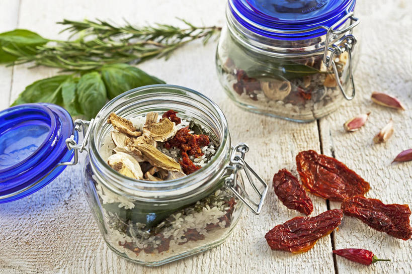 米饭,无人,横图,俯视,室内,特写,白天,烹饪,西餐,植物,桌面,桌子,蔬菜,蒜,西红柿,叶子,玻璃,阴影,新鲜,反射,木制,纹理,影子,菌菇,蘑菇,香料,料理,食品,绿叶,草药,饭,番茄干,蒜头,菌类,烩饭,菜肴,美食,中药,玻璃制品,食物,两个,绿色,玻璃瓶,木制品,瓶子,香草,嫩叶,食用菌,西式,佳肴,有机食品,绿色食品,罗勒,五谷,紫苏,药材,中草药,意大利调味饭,广口瓶,牛肝菌,九层塔,圣约瑟夫草,甜罗勒,兰香,中药材,本草,肌理,美味牛肝菌,胡蒜,大脚菇,意大利炖饭,叶,叶片,叶脉,番茄,大蒜,彩图,高角度拍摄,意大利烩饭,日晒番茄干