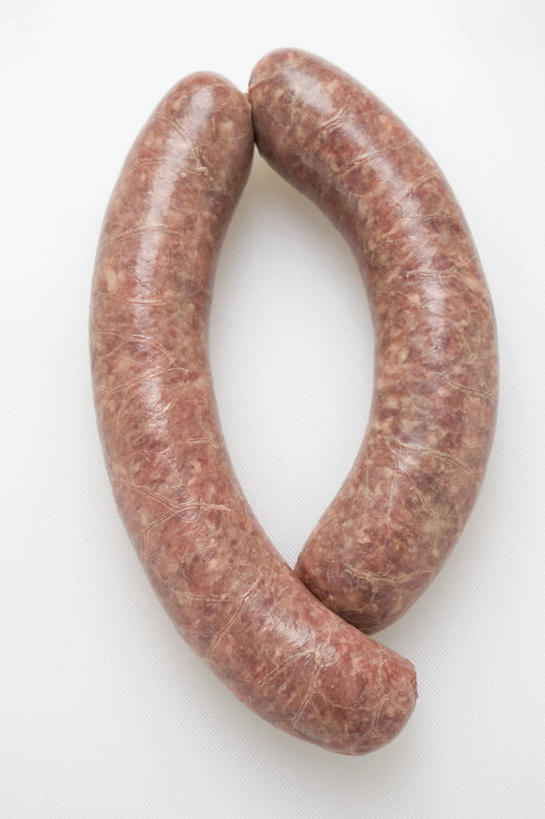 无人,竖图,俯视,室内,特写,白天,白色背景,桌面,桌子,阴影,反射,木制,影子,肉,香肠,腊肠,猪肉,肉类,两个,木制品,摄影,影棚,肉食,豚肉,德式香肠,彩图,高角度拍摄,影棚拍摄,拍摄