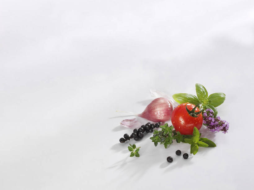 无人,横图,俯视,室内,特写,白天,白色背景,植物,桌面,桌子,蔬菜,蒜,西红柿,小番茄,叶子,阴影,新鲜,反射,木制,纹理,影子,调料,调味,香料,佐料,食品,绿叶,草药,黑胡椒,调味品,调味料,蒜头,中药,食物,绿色,木制品,香草,嫩叶,摄影,有机食品,绿色食品,影棚,罗勒,牛至,配料,紫苏,药材,中草药,滇香蕾,九层塔,圣约瑟夫草,甜罗勒,土香薷,兰香,中药材,本草,肌理,作料,荆芥,香薷,胡蒜,奥勒冈草,白花土荆芥,白花茵陈,川香薷,俄力冈叶,减脂叶,满山香,蘑菇草,披萨草,银薄荷,止痢草,小西红柿,樱桃小番茄,珍珠小番茄,叶,叶片,叶脉,樱桃番茄,圣女果,胡椒,番茄,大蒜,彩图,高角度拍摄,影棚拍摄,拍摄