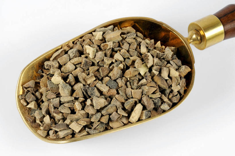 无人,横图,俯视,室内,特写,白天,白色背景,植物,桌面,桌子,金属制品,一堆,许多,阴影,堆叠,堆积,反射,金属,木制,影子,草药,药草,很多,中药,畚箕,一个,木制品,摄影,影棚,簸箕,单个,堆,药材,中草药,中药材,本草,彩图,高角度拍摄,影棚拍摄,拍摄