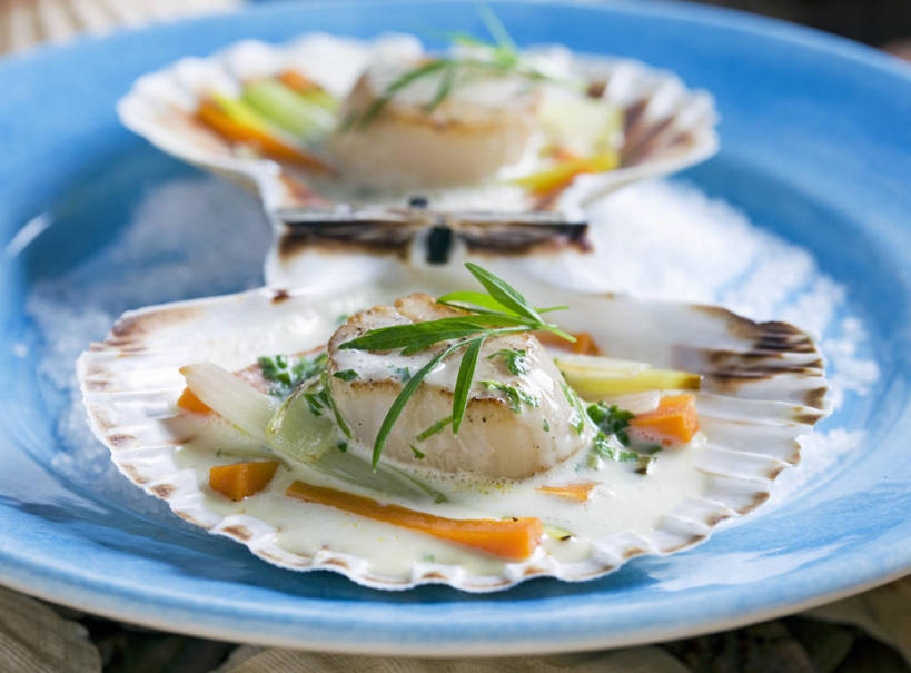 海鲜,无人,横图,俯视,室内,特写,白天,烹饪,西餐,植物,桌面,桌子,餐具,叶子,阴影,反射,木制,碟子,盘,纹理,影子,料理,食品,绿叶,草药,药草,扇贝,水产,菜肴,美食,中药,海洋生物,食物,一个,绿色,盘子,木制品,碟,嫩叶,西式,佳肴,单个,海扇,水生动物,海产品,药材,中草药,水生物,海底动物,龙蒿,中药材,本草,肌理,椒蒿,青蒿,蛇蒿,叶,叶片,叶脉,彩图,高角度拍摄