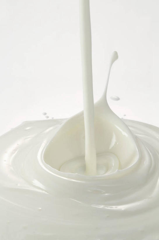 牛奶,无人,竖图,俯视,室内,特写,白天,白色背景,桌面,桌子,阴影,飞溅,溅,反射,木制,液体,影子,水滴,饮品,营养,酸奶,水珠,饮料,木制品,摄影,影棚,乳制品,奶,喷洒,下降,降落,发酵,优格,优酪乳,降低,下跌,下落,彩图,高角度拍摄,影棚拍摄,拍摄