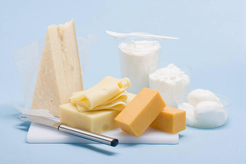 奶酪,牛奶,无人,横图,俯视,室内,特写,白天,桌面,桌子,杯子,切开,阴影,蓝色背景,反射,木制,工具,影子,干酪,起司,案板,刀具,饮品,芝士,一杯,营养,玻璃制品,砧板,饮料,一个,木制品,水杯,刀,切,乳酪,摄影,影棚,单个,乳制品,奶,牛乳,发酵,剖面,切面,切达干酪,安神,车达奶酪,车打奶酪,切达奶酪,奶酪刀,芝士刀,玻璃杯,彩图,高角度拍摄,影棚拍摄,拍摄