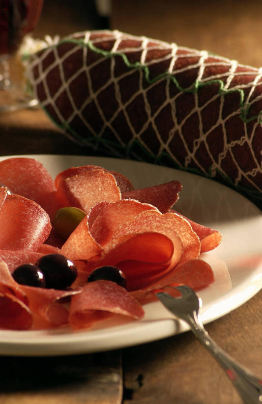 无人,竖图,俯视,室内,特写,白天,桌面,桌子,餐具,金属制品,切开,阴影,反射,金属,木制,叉子,碟子,盘,影子,肉,香肠,腊肠,猪肉,肉类,一个,盘子,木制品,碟,切,单个,剖面,肉食,餐叉,切面,豚肉,进餐用具,彩图,高角度拍摄