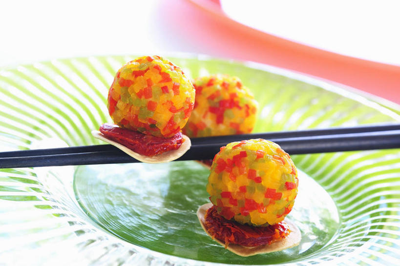 无人,横图,俯视,室内,特写,白天,筷子,桌面,桌子,蔬菜,餐具,一双,阴影,新鲜,反射,木制,碟子,盘,影子,豆类,食品,文化,传统,食物,一个,盘子,木制品,碟,有机食品,绿色食品,单个,礼节,礼仪,鹰嘴豆,回鹘豆,桃豆,鸡豆,诺胡提,进餐用具,彩图,高角度拍摄