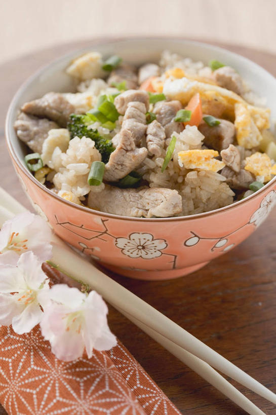 米饭,无人,竖图,俯视,室内,特写,白天,烹饪,中餐,筷子,桌面,桌子,蔬菜,餐具,一双,阴影,新鲜,盛开,反射,木制,影子,陶瓷,炒饭,肉,牛肉,料理,食品,陶瓷制品,饭,花蕾,文化,传统,菜肴,美食,肉类,花,花瓣,花朵,鲜花,食物,一个,木制品,容器,碗,花苞,花蕊,中式,佳肴,有机食品,绿色食品,单个,储藏,礼节,五谷,储存,礼仪,肉食,进餐用具,彩图,高角度拍摄,蔬菜炒饭,贮存