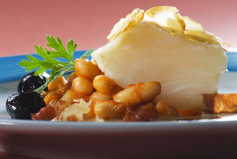 海鲜,无人,横图,俯视,室内,特写,白天,植物,桌面,桌子,橄榄,豆,蔬菜,蒜,餐具,水果,叶子,阴影,红色背景,新鲜,反射,木制,鱼,碟子,盘,纹理,影子,豆类,豆子,肉,生食,鱼肉,食品,果实,绿叶,蒜头,蔬果,水产,肉类,鱼类,海洋生物,食物,一个,绿色,盘子,木制品,碟,嫩叶,摄影,有机食品,绿色食品,影棚,单个,黑橄榄,水生动物,海产品,水生物,肉食,海底动物,鳕鱼,乌橄榄,豆科,乌榄,肌理,鳘鱼,南极美露鳕,油橄榄,胡蒜,叶,叶片,叶脉,青果,白榄,大蒜,彩图,高角度拍摄,影棚拍摄,拍摄