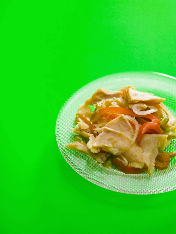 海鲜,无人,竖图,俯视,室内,特写,白天,桌面,桌子,辣椒,蔬菜,餐具,绿色背景,阴影,新鲜,反射,木制,鱼,碟子,盘,影子,肉,生食,蔬菜沙拉,鱼肉,沙拉,食品,色拉,水产,沙律,肉类,鱼类,海洋生物,食物,一个,盘子,木制品,碟,摄影,有机食品,绿色食品,影棚,单个,色拉酱,水生动物,海产品,千岛酱,水生物,肉食,彩椒,海底动物,鳕鱼,辣角,红海椒,大椒,辣虎,广椒,鳘鱼,南极美露鳕,甜椒,柿子椒,辣子,海椒,番椒,灯笼椒,彩图,高角度拍摄,影棚拍摄,拍摄