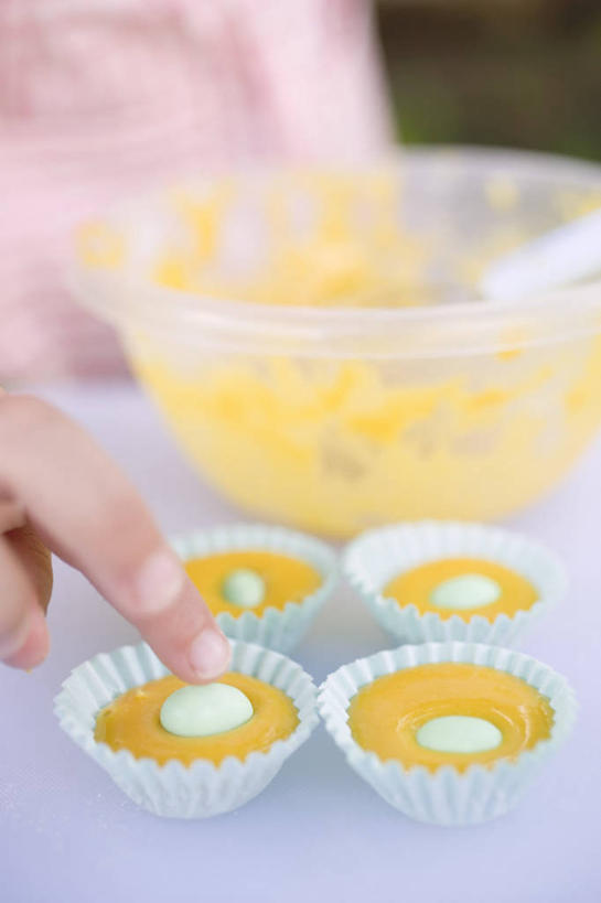 点心,西方人,儿童,手,一个人,竖图,俯视,室内,特写,白天,下午茶,纯洁,欧洲,欧洲人,仅一个女性,仅一个人,服装,朦胧,模糊,食品,休闲装,松饼,食物,糕点,小孩,衣服,按,仅一个小孩,休闲,手部,休闲服,可爱,童年,童趣,服饰,纸托,单手,童真,烂漫,无邪,玛芬蛋糕,蛋糕托,蛋糕托纸,蛋糕纸托,天真,女孩,女人,女性,白种人,孩子,半身,彩图,高角度拍摄,女生