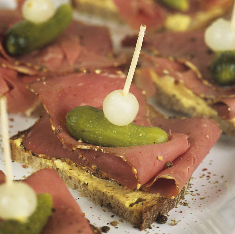 点心,面包,无人,横图,俯视,室内,特写,白天,荔枝,黄瓜,蔬菜,餐具,水果,阴影,朦胧,模糊,新鲜,反射,碟子,盘,影子,肉,生食,食品,面点,果实,蔬果,火腿,猪肉,肉类,竹签,食物,腌制,糕点,一个,盘子,碟,有机食品,绿色食品,单个,肉食,豚肉,取食签,熏制,火肉,兰熏,猪腿,离枝,青瓜,胡瓜,彩图,高角度拍摄