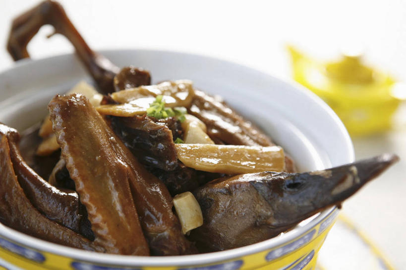 无人,横图,俯视,室内,特写,白天,桌面,桌子,一堆,许多,阴影,堆叠,堆积,反射,木制,影子,陶瓷,肉,陶瓷制品,很多,鸭肉,肉类,一个,木制品,容器,碗,单个,储藏,堆,储存,肉食,彩图,高角度拍摄,贮存