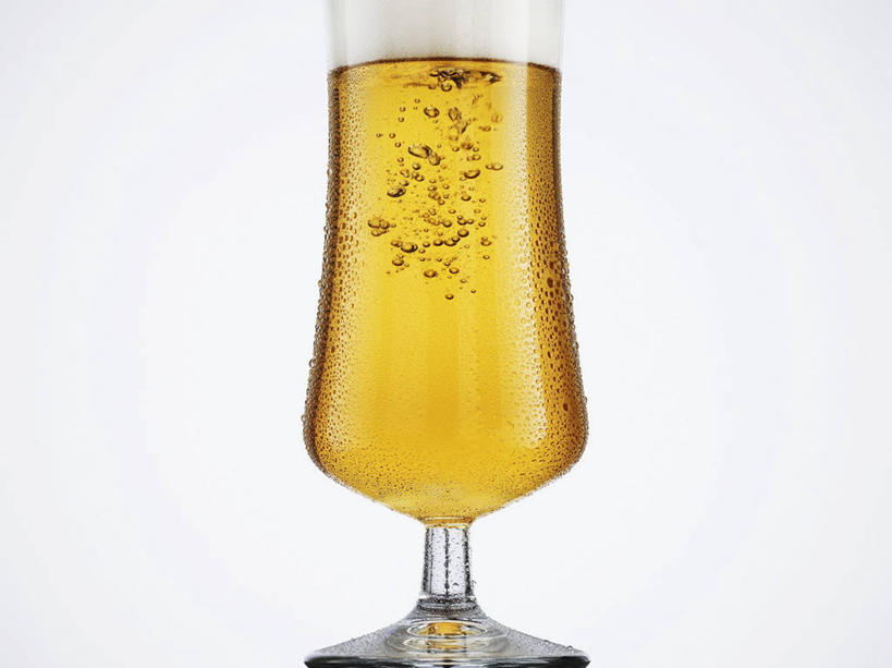 啤酒,无人,横图,室内,特写,白天,白色背景,正面,桌面,桌子,杯子,阴影,反射,木制,影子,酒类,一杯,玻璃制品,酒,饮料,一个,黄色,酒杯,木制品,啤酒杯,摄影,影棚,单个,玻璃杯,彩图,影棚拍摄,拍摄