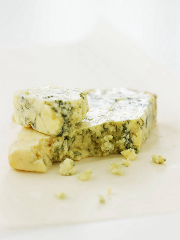 奶酪,无人,竖图,俯视,室内,特写,白天,白色背景,桌面,桌子,阴影,反射,木制,包装,包装纸,影子,纸,干酪,起司,纸张,芝士,营养,木制品,乳酪,摄影,影棚,包装材料,乳制品,牛皮纸,发酵,蓝纹奶酪,斯提耳顿干酪,彩图,高角度拍摄,影棚拍摄,拍摄