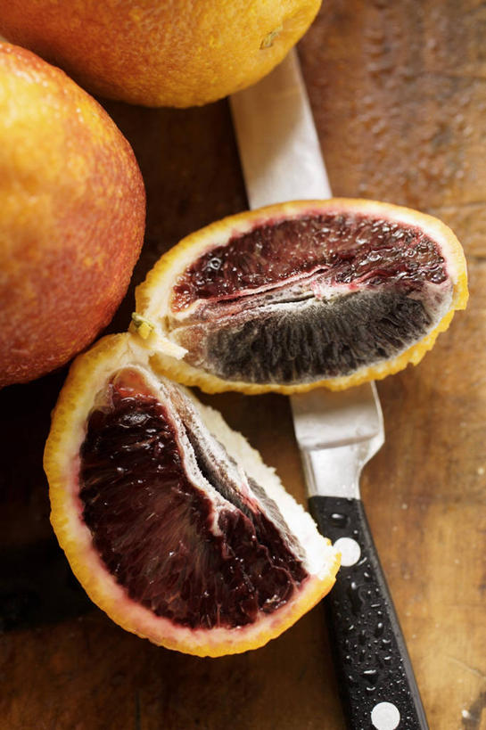 无人,竖图,俯视,室内,特写,白天,桌面,桌子,水果,金属制品,切开,阴影,新鲜,反射,金属,木制,工具,影子,生食,食品,果实,案板,刀具,砧板,食物,木制品,刀,切,有机食品,绿色食品,水果刀,甜橙,血橙,剖面,切面,橙子,橙,彩图,高角度拍摄,鹄壳,黄橙,黄果,金橙,金环,金球,糖橙