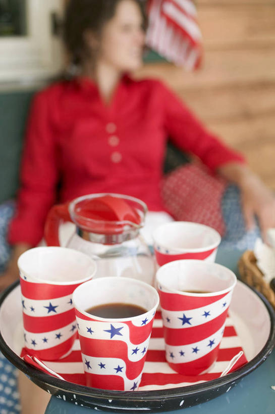 咖啡,西方人,一个人,客厅,坐,竖图,室内,白天,正面,幸福,沙发,杯子,餐具,欧洲,欧洲人,仅一个年轻女性,仅一个女性,仅一个人,服装,朦胧,模糊,瓷器,碟子,盘,咖啡杯,陶瓷制品,扭头,注视,休闲装,娱乐,饮料,衣服,盘子,碟,观察,看,转头,享受,休闲,温馨,休闲服,放松,乐趣,服饰,观看,察看,提神,起居室,舒适,关注,瓷杯,醒脑,布艺沙发,软饮料,客堂,年轻女性,女人,女性,白种人,坐着,半身,彩图