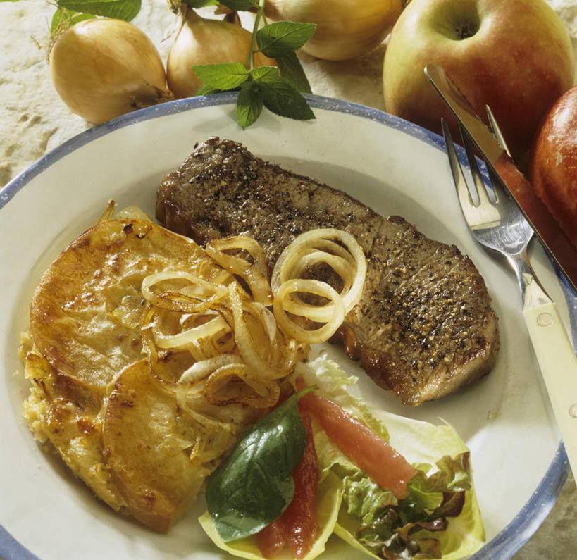 点心,面包,无人,横图,俯视,室内,特写,白天,烹饪,西餐,植物,桌面,桌子,苹果,蔬菜,洋葱,水果,叶子,阴影,新鲜,反射,木制,纹理,影子,陶瓷,肉,生食,牛排,牛肉,料理,食品,面点,果实,绿叶,陶瓷制品,蔬果,菜肴,美食,肉类,食物,糕点,一个,绿色,木制品,容器,碗,嫩叶,西式,佳肴,有机食品,绿色食品,单个,储藏,储存,玉葱,肉食,肌理,叶,叶片,叶脉,圆葱,洋葱头,球葱,葱头,彩图,高角度拍摄,贮存