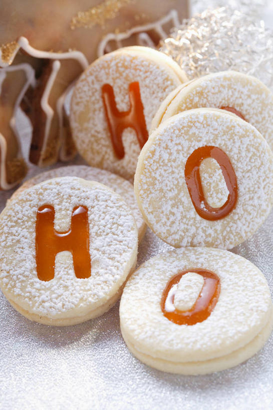 点心,无人,竖图,俯视,室内,特写,白天,桌面,桌子,圣诞节,一堆,许多,阴影,堆叠,堆积,节日,庆祝,反射,木制,英文,标志,粉末,文字,影子,字符,字母,调料,食品,糖,调味品,曲奇,很多,调味料,文化,标识,食物,木制品,饼干,果酱,零食,庆典,粉,纪念,堆,英文字母,曲奇饼,曲奇饼干,糖粉,粉状,粉剂,果子酱,彩图,高角度拍摄,糖类,果酱曲奇