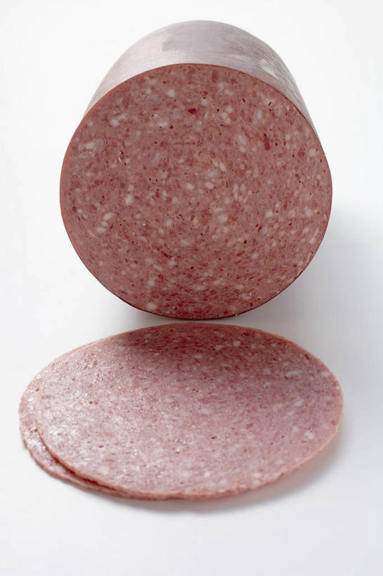 无人,竖图,俯视,室内,特写,白天,白色背景,桌面,桌子,切开,阴影,反射,纹路,木制,纹理,影子,肉,香肠,腊肠,猪肉,肉类,木制品,切,摄影,影棚,剖面,肉食,切面,豚肉,肌理,彩图,高角度拍摄,影棚拍摄,拍摄