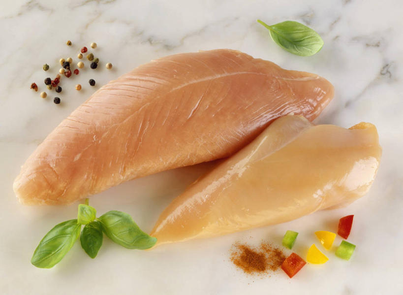 无人,横图,俯视,室内,特写,白天,植物,桌面,桌子,叶子,阴影,反射,木制,纹理,影子,调料,调味,鸡肉,肉,香料,佐料,绿叶,草药,黑胡椒,调味品,调味料,肉类,中药,绿色,木制品,香草,嫩叶,罗勒,配料,紫苏,药材,中草药,肉食,鸡胸肉,九层塔,圣约瑟夫草,甜罗勒,兰香,中药材,本草,肌理,作料,叶,叶片,叶脉,胡椒,彩图,高角度拍摄