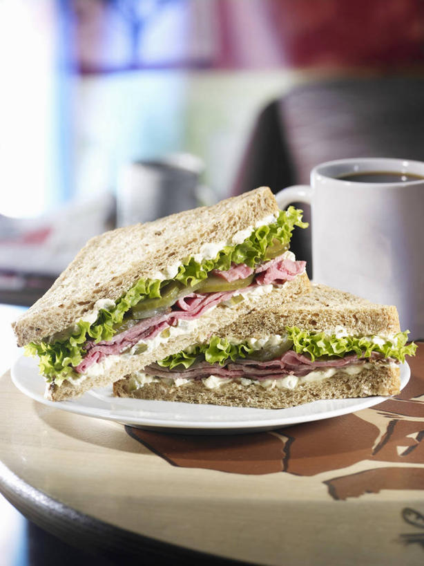 点心,面包,无人,竖图,俯视,室内,特写,白天,烹饪,西餐,桌面,桌子,蔬菜,杯子,餐具,阴影,朦胧,模糊,新鲜,反射,木制,瓷器,碟子,盘,影子,生菜,莴苣,肉,牛肉,三明治,料理,食品,面点,咖啡杯,陶瓷制品,菜肴,美食,肉类,食物,糕点,盘子,木制品,碟,快餐,西式,佳肴,有机食品,绿色食品,瓷杯,肉食,西式快餐,三文治,春菜,鹅仔菜,莴仔菜,千金菜,叶用莴苣,彩图,高角度拍摄